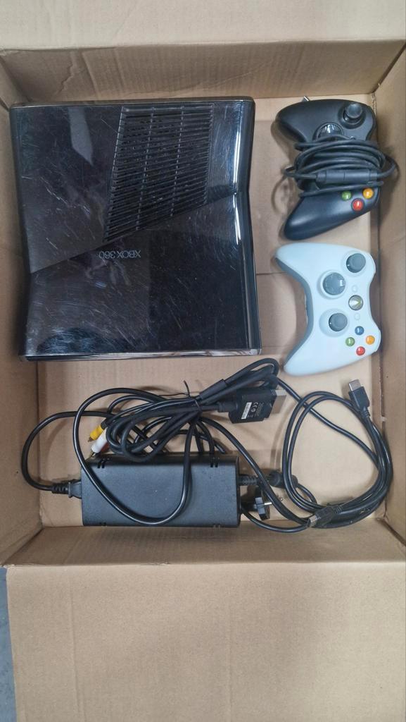 Xbox360 rgh3,250GB hdd, 2 controllers en voeding., Spelcomputers en Games, Spelcomputers | Xbox 360, Gebruikt, 250 GB, 360 S, Met 2 controllers