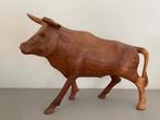 Vintage houten stierenbeeld. Beeld stier hout., Ophalen