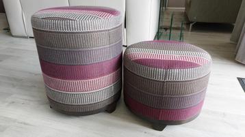 2 Poefjes bordeauxrood en groen beschikbaar voor biedingen