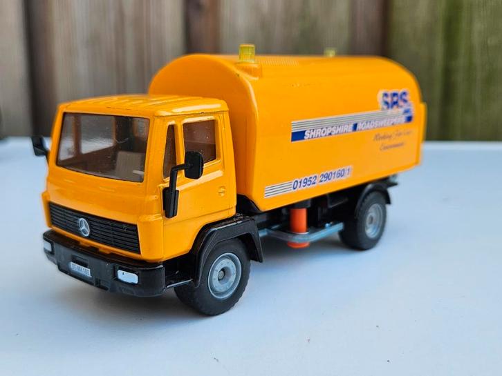 Siku Mercedes SRS veegwagen 1:55, Hobby en Vrije tijd, Modelauto's | 1:50, Zo goed als nieuw, Bus of Vrachtwagen, SIKU, Ophalen of Verzenden