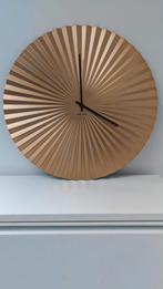 Klok Karlsson Sensu goud 50cm doorsnede, Huis en Inrichting, Ophalen of Verzenden, Zo goed als nieuw, Analoog, Wandklok