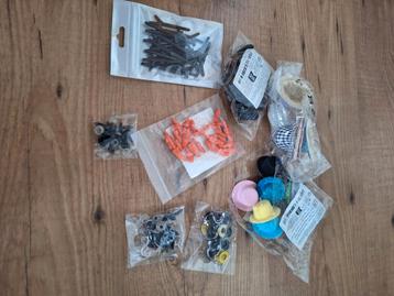 Mix van diverse hoedjes, ogen, neusjes, sneeuwpop armpjes beschikbaar voor biedingen