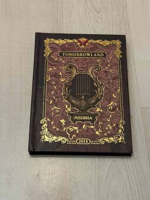 Tomorrowland 2015 – Melodia (3CD Limited Edition Bookset), Cd's en Dvd's, Cd's | Dance en House, Zo goed als nieuw, Techno of Trance