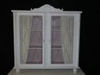 Kast met kuif uniek model gerestyled met witte krijtverf, Antiek en Kunst, Curiosa en Brocante, Ophalen