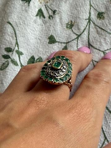 Antiek Gouden Ring met Smaragden en Diamanten beschikbaar voor biedingen