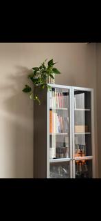 Taupe glanzende vitrinekast of boekenkast van Ikea, Huis en Inrichting, Ophalen, Gebruikt, 50 tot 100 cm, 25 tot 50 cm