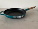 Le creuset 28 cm koekenpan, deep teal, nieuw., Huis en Inrichting, Gietijzer, Nieuw, Ophalen of Verzenden, Keramische plaat