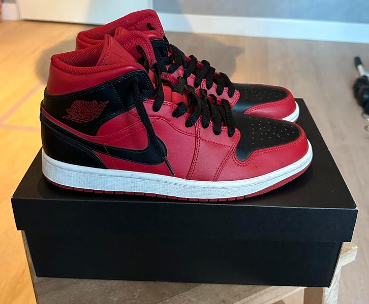Nike Air Jordan 1 Mid Reverse Bred - Maat 43, Kleding | Heren, Schoenen, Zo goed als nieuw, Zwart, Ophalen of Verzenden