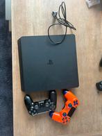 PlayStation 4 Slim en 2 controllers + oplaadkabel., Spelcomputers en Games, Spelcomputers | Sony PlayStation 4, Met 2 controllers