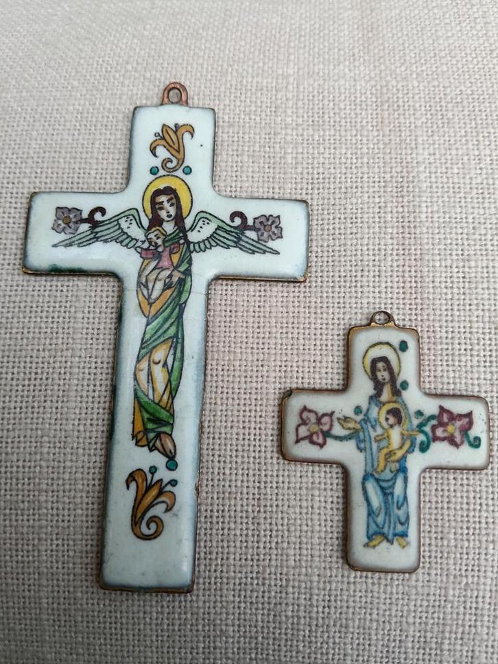 Twee emaille wiegekruisjes van Wolterman Maastricht, Verzamelen, Religie, Beeld(je), Ophalen of Verzenden