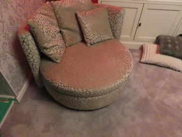 Mooie grote ronde Love Seat. Velours stof beschikbaar voor biedingen