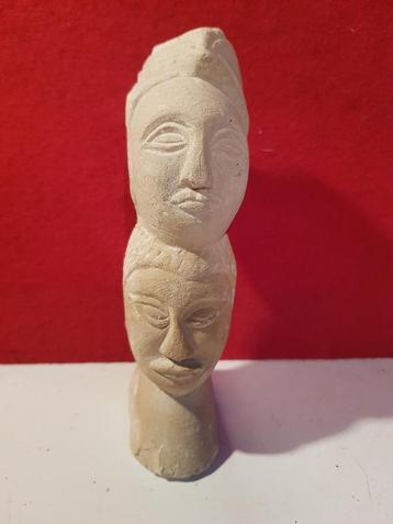 bijzonder zandstenen sculptuur 2 gestapelde gezichten beschikbaar voor biedingen