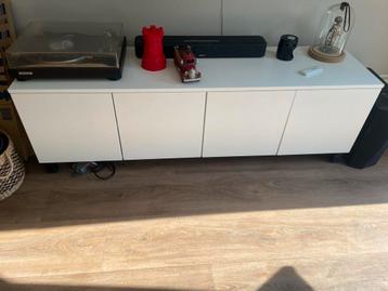 Witte Kast met Deuren beschikbaar voor biedingen