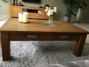Mooie massief eiken salontafel met 2 lades beschikbaar voor biedingen
