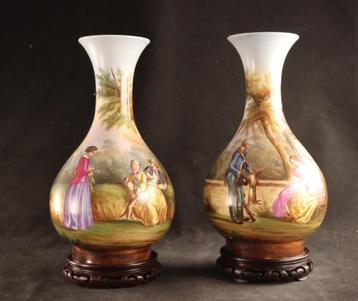 Paar antieke porseleinen siervazen  beschikbaar voor biedingen