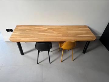 Tafel met twee stoeltjes beschikbaar voor biedingen