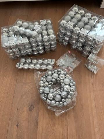 Zilveren kerstballen en krans nieuw beschikbaar voor biedingen