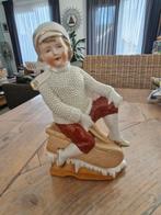 Antiek porseleinen beeldje - Meisje op slee., Ophalen of Verzenden