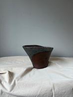 Vintage donkerbruin handmade pottery ovalen vaas h15cm, Huis en Inrichting, Woonaccessoires | Vazen, Overige kleuren, Aardewerk of Porselein