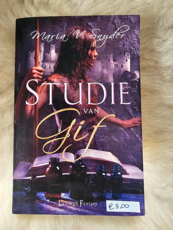Maria V. Snyder - Studie van Gif, Boeken, Fantasy, Zo goed als nieuw, Ophalen of Verzenden