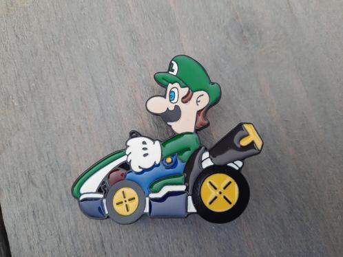 1 mooie grote pin van Luigi met een kart te koop, Verzamelen, Speldjes, Pins en Buttons, Nieuw, Speldje of Pin, Overige onderwerpen