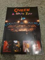 Queen - A Magic Tour Beeldverslag, Ophalen of Verzenden, Gelezen, Artiest
