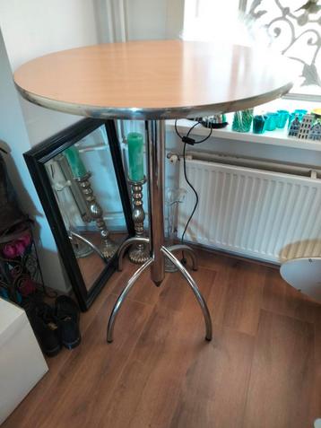 Kwaliteit statafel met verstelbare pootjes voor balans  beschikbaar voor biedingen