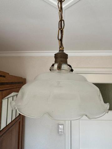 Vintage hanglamp met glazen kap beschikbaar voor biedingen
