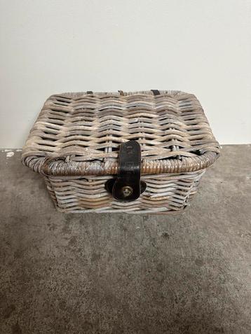 Rieten fietsmand met deksel beschikbaar voor biedingen