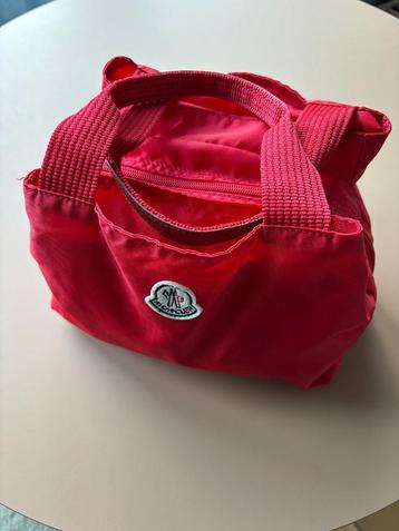 Moncler lichtgewicht nylon tasje, met ruime vakken met rits beschikbaar voor biedingen