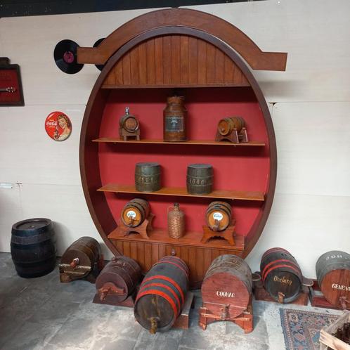 Wijnkast met diverse wijn- en biertonnetjes, Antiek en Kunst, Curiosa en Brocante, Ophalen
