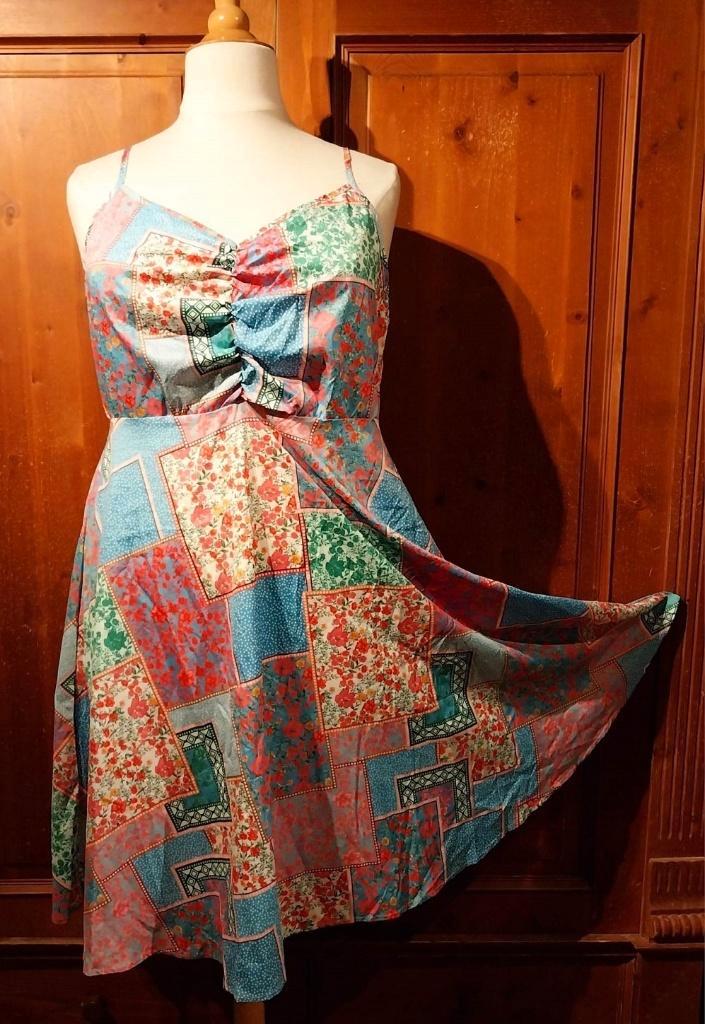 jurkje patchwork print 44/46, Kleding | Dames, Jurken, Nieuw, Maat 42/44 (L), Overige kleuren, Onder de knie, Ophalen of Verzenden