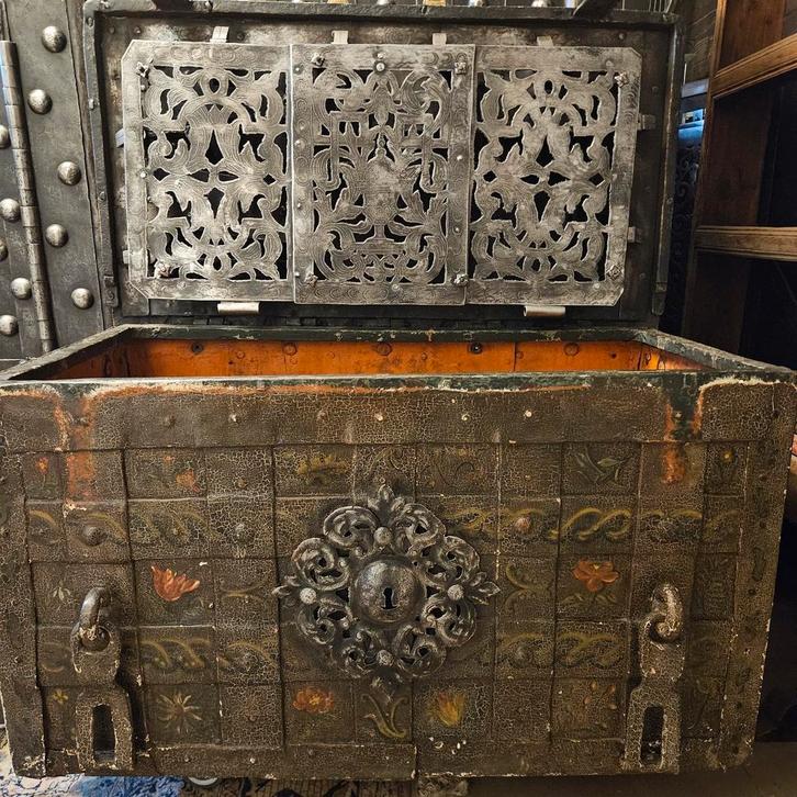 Geldkist Armada Safe 17e eeuw Neurenberg Duitse geldkist str, Antiek en Kunst, Antiek | Overige Antiek, Ophalen
