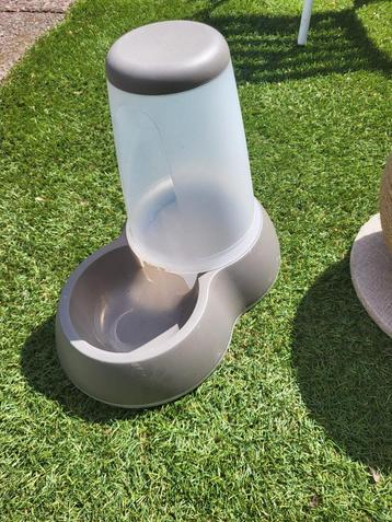 Voerbak voor kat – handig en netjes beschikbaar voor biedingen