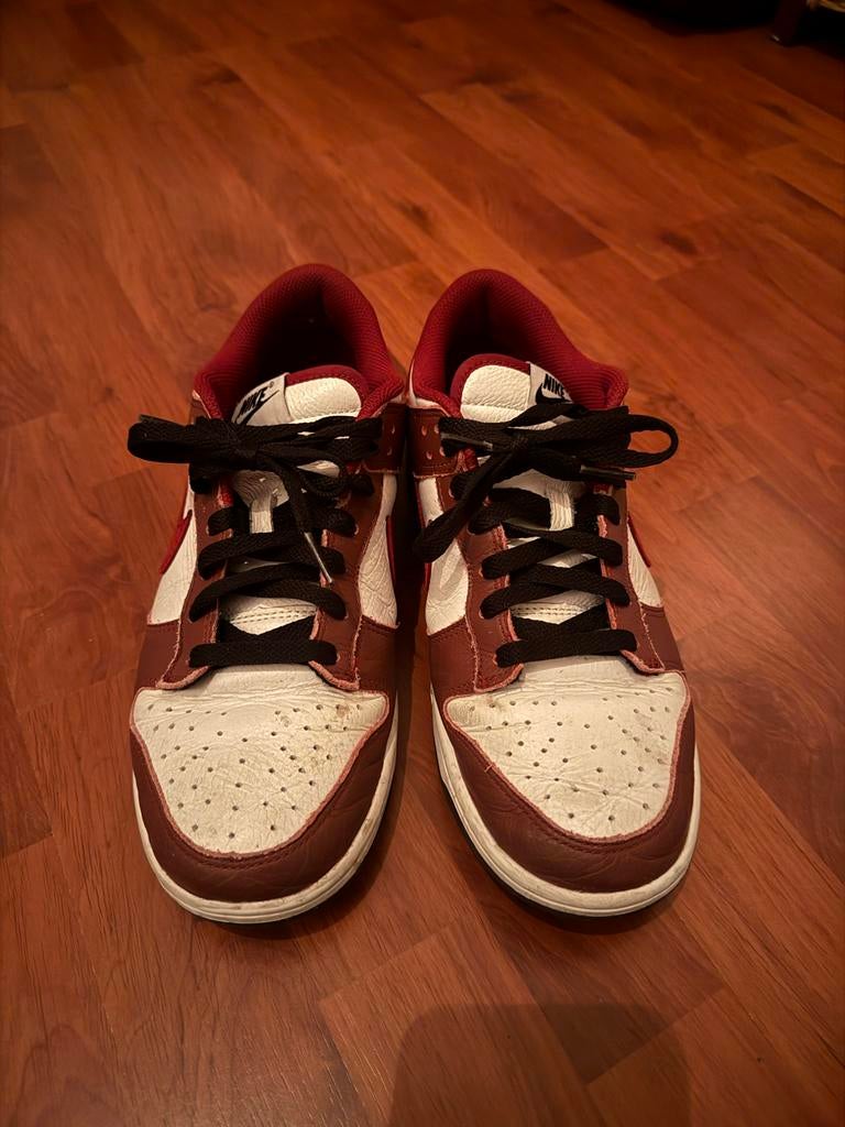 Nike Dunk Low Bordeauxrood, Kleding | Heren, Schoenen, Overige kleuren, Ophalen of Verzenden, Sneakers of Gympen, Gedragen