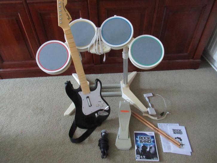 Nintendo Wii ROCK BAND bundel (spel / mic / drums / gitaar), Spelcomputers en Games, Games | Nintendo Wii, Gebruikt, Muziek, 3 spelers of meer
