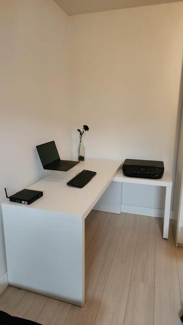 Bureau wil L vorm inclusief stoel beschikbaar voor biedingen