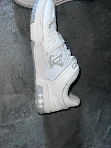 LV sneakers beschikbaar voor biedingen