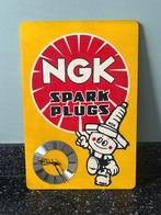 Mooie oude NGK bougies klok, NGK bougie. 45 x 30 cm., Verzamelen, Ophalen of Verzenden, Gebruikt, Reclamebord