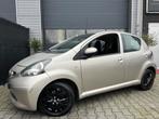 Toyota Aygo 1.0 | Beige-Metallic | Luxe stoelen | 5Deurs, Voorwielaandrijving, Gebruikt, 765 kg, 4 stoelen