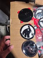 Partij Skoda Emblemen  3 soorten, hele doos in 1 koop, Info@skoda-auto.cz, Nieuw, Ophalen of Verzenden, Vaclav Klaus Avenue 869/III, Mlada Boleslav, Czech Republic