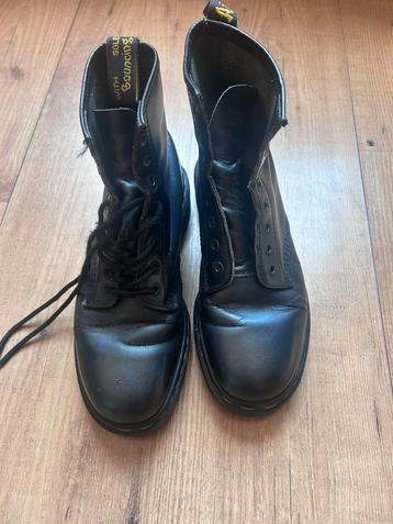 Dr. Martens Made in England metallic chrome beschikbaar voor biedingen