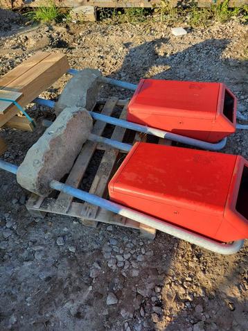 Gebruikte park prullenbakken rood beschikbaar voor biedingen