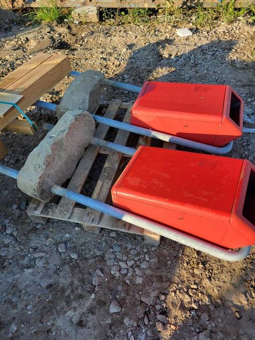 Gebruikte park prullenbakken rood, Tuin en Terras, Bielzen en Borders, Gebruikt, Blok, Beton, Minder dan 100 cm, Ophalen