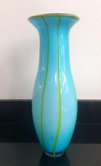 Blauwe glazen vaas met gele accenten., Antiek en Kunst, Ophalen of Verzenden