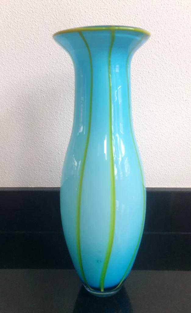 Blauwe glazen vaas met gele accenten., Antiek en Kunst, Antiek | Vazen, Ophalen of Verzenden