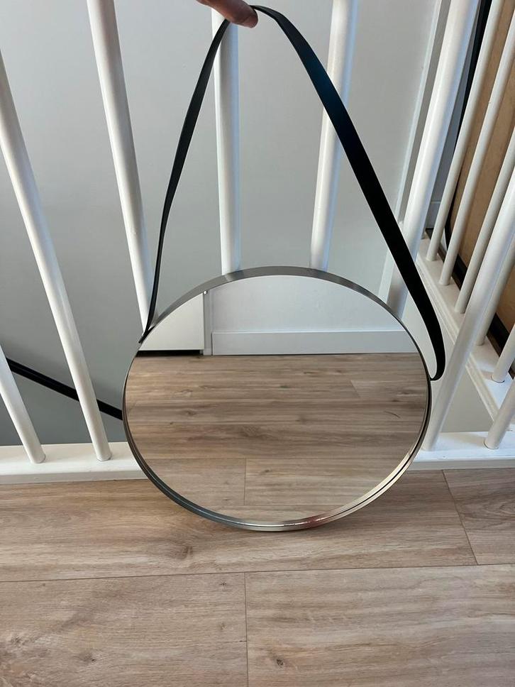 Ronde spiegel met lederen band - 50cm, Huis en Inrichting, Woonaccessoires | Spiegels, Zo goed als nieuw, 50 tot 75 cm, Minder dan 100 cm