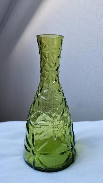 Vaasje gemaakt van bewerkt groen glas  beschikbaar voor biedingen