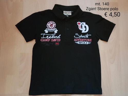 140 Zgan! Zwarte polo met stoere emblemen, Kinderen en Baby's, Kinderkleding | Maat 140, Zo goed als nieuw, Jongen, Shirt of Longsleeve