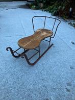 Oude houten slee op ijzer frame., Kinderen en Baby's, Speelgoed | Buiten | Sleeën, Ophalen, Gebruikt, Hout